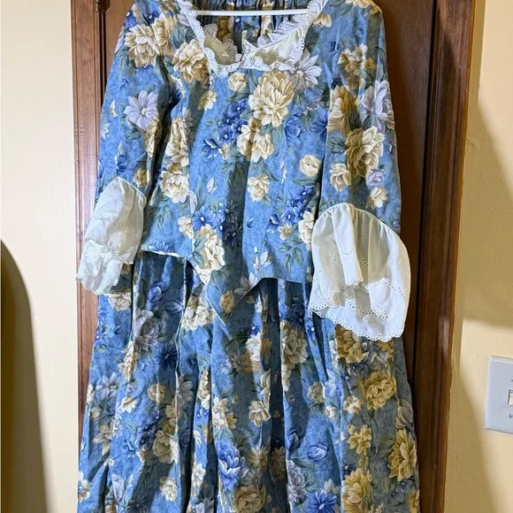 American Vintage Blue and Cream Floral Skirt Set with Apron - Picture 1 of 11